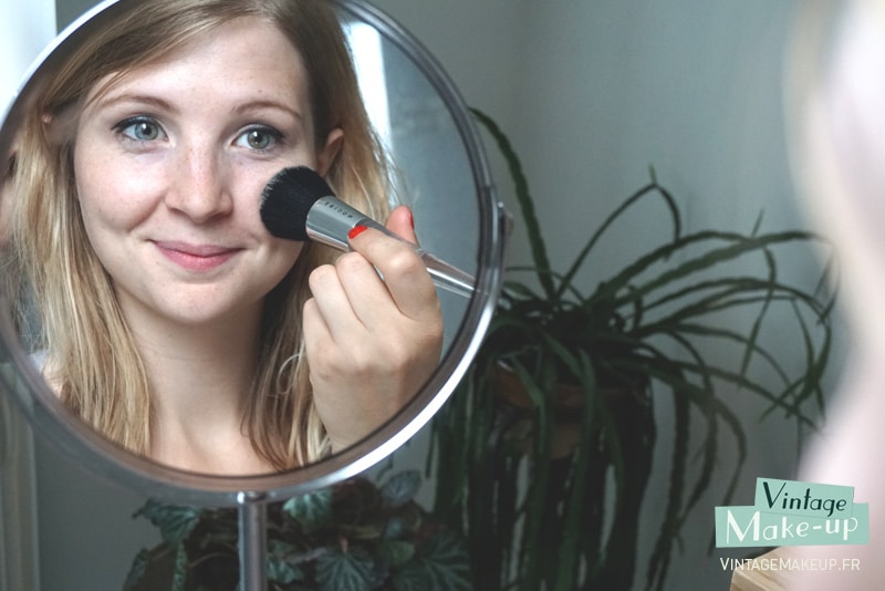 application poudre maquillage