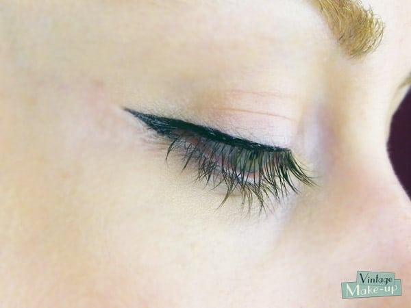 mettre eye liner