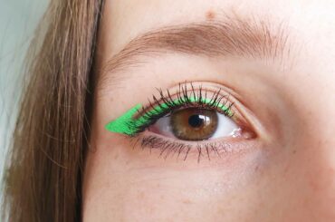 maquillage yeux néon