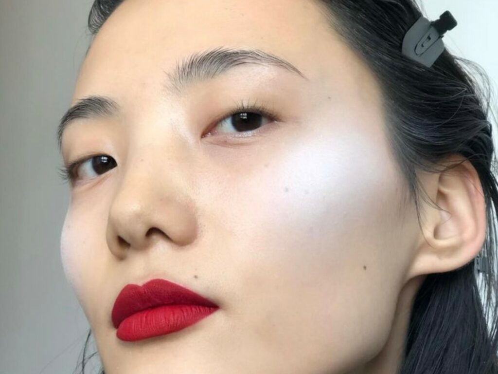 La tendance teint de l'hiver : le blush blanc