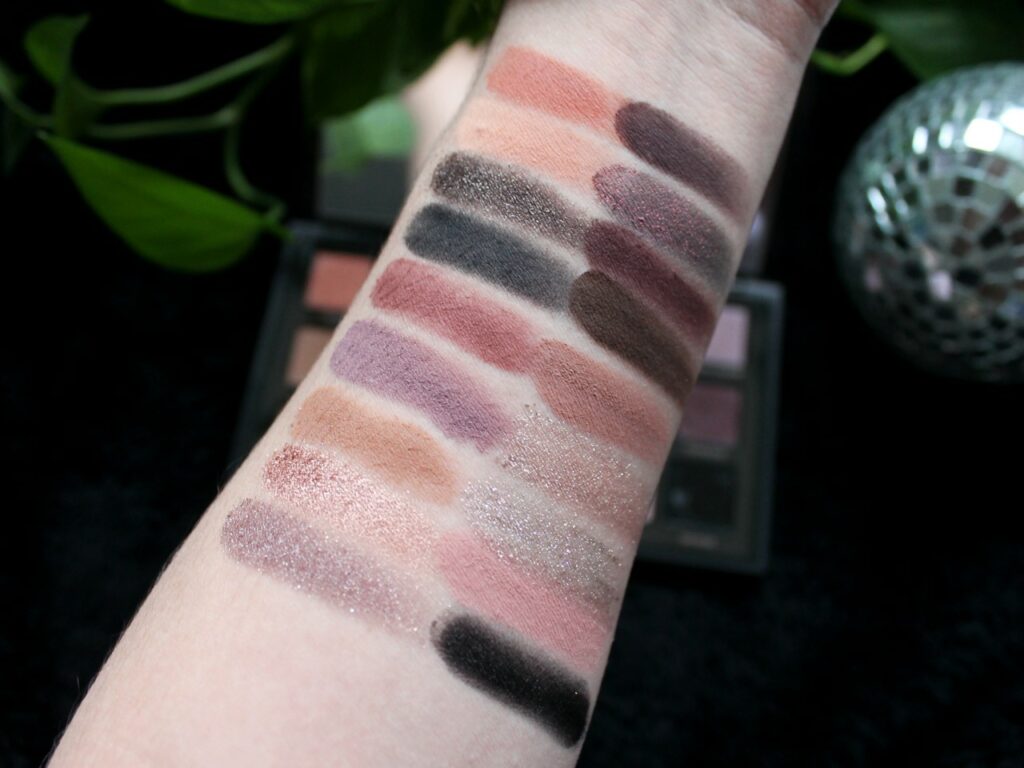 Swatch des fards de la Palette Pretty Grunge de chez Huda Beauty