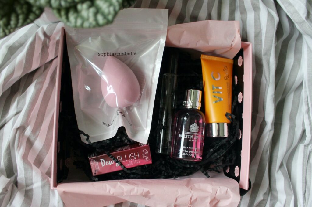 les 5 produits de la Glossybox "You are loved" février 2024